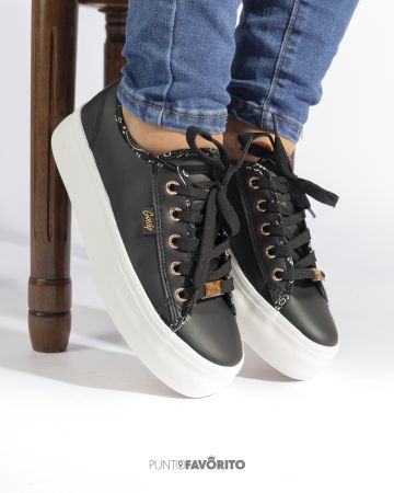 Tennis Negras con detalles en Dorado