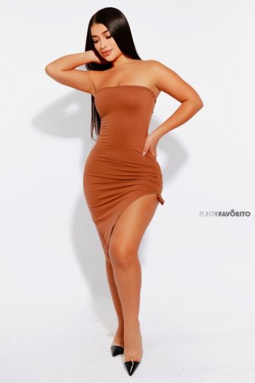 Vestido corto para dama strapless con abertura en la pierna